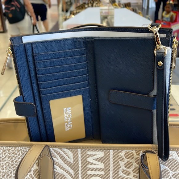 MICHAEL KORS LARGE DOUBLE ZIP WRISTLET WALLET PHONE CASE 
Navy 
NWT - Picture 13 of 16